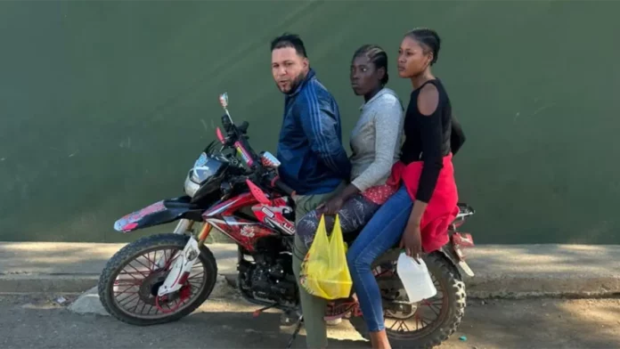 Ejército detiene motociclista con arma de fuego ilegal y dos haitianas indocumentadas