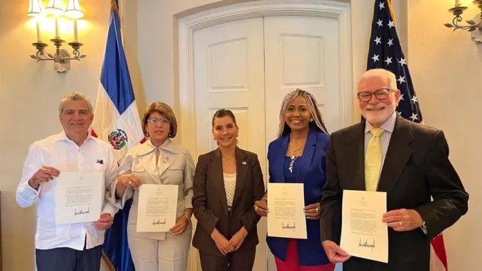 Embajadora de EE. UU. recibe a organizaciones pro vida