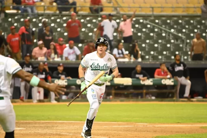 Jonrón de Josh Lester decide triunfo de las Estrellas