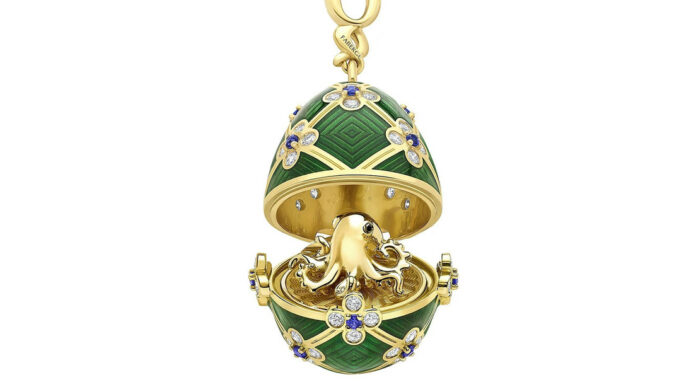Hombre se traga costoso pendiente Fabergé para poder robárselo