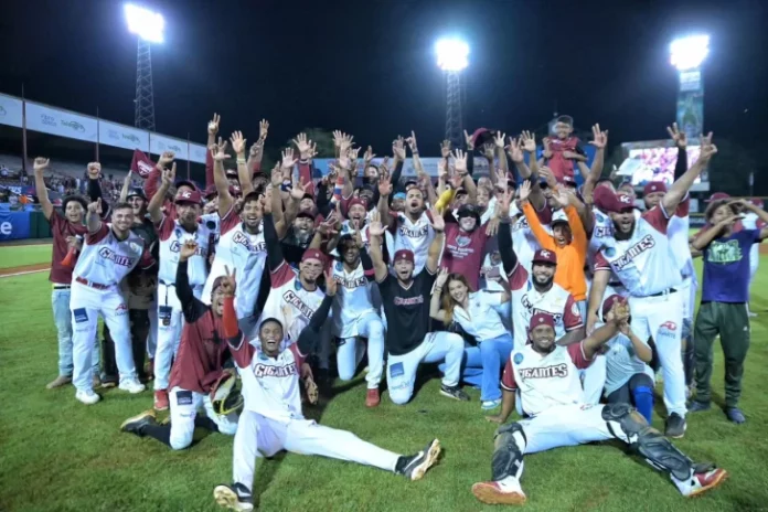 Gigantes avanzan a la semifinal y eliminan al Licey