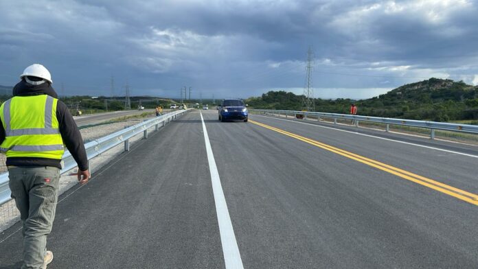 Ministerio de Obras Públicas repara grieta en la Circunvalación de Baní