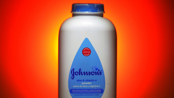 Condenan a Johnson & Johnson a pagar 65,5 millones de dólares a mujer con cáncer