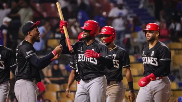 Leones del Escogido vencen 15-1 a los Tigres del Licey