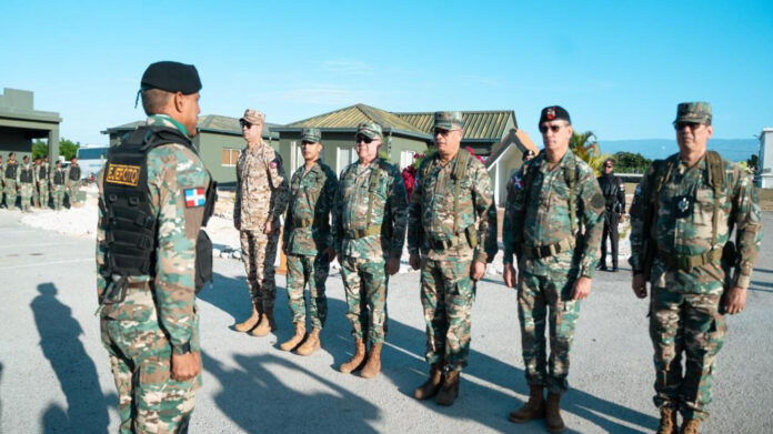 Ministro de Defensa recorre unidades fronterizas y lleva mensaje navideño de Abinader