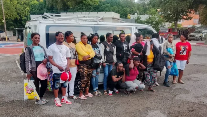 Detienen conductor de minibús transportando a 15 haitianos indocumentados en Azua