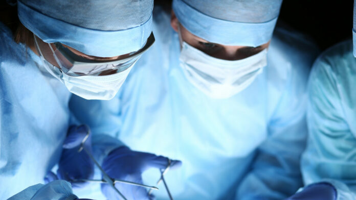 mujer muere tras ser operada por un falso médico que estaba ebrio y seguía un video en YouTube