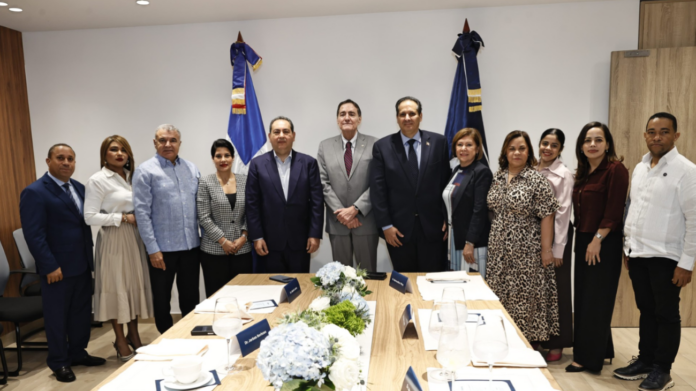Director de la OPS-OMS visita RD para conocer avances en servicios públicos de salud
