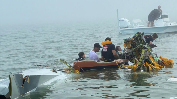 Pescador rescata a una sobreviviente del accidente aéreo de la Marina de México