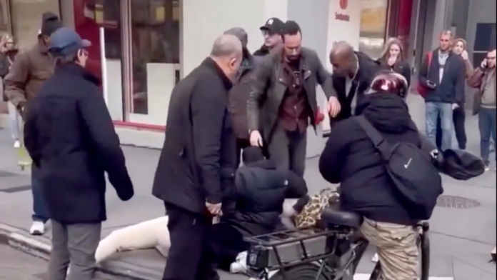 Pitbull ataca a un bebé en plena calle en Nueva York