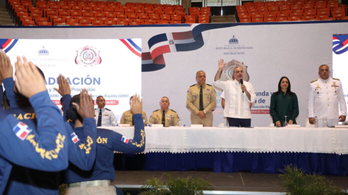 Abinader juramenta 865 nuevos agentes para fortalecer el control migratorio en todo el país