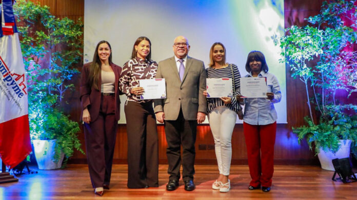 Promipyme entrega RD 125 millones en créditos a 525 emprendedores del DN
