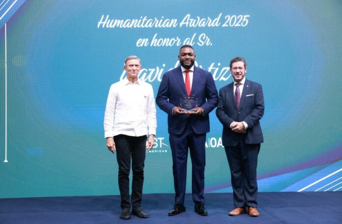 reconoce a David Ortiz con el Premio Humanitario 2025 por su labor en favor de la niñez