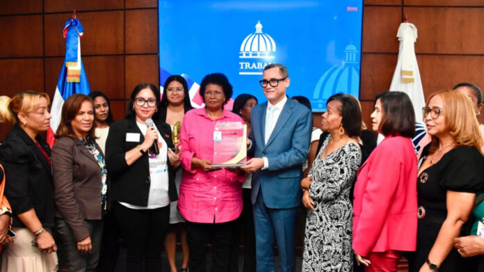 Ministro de Trabajo recibe reconocimiento por impulsar la igualdad y los derechos laborales de las mujeres