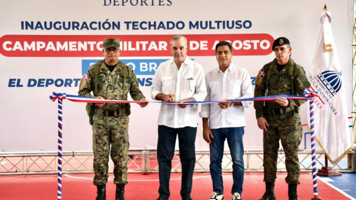 Abinader inaugura techado multiuso en el Campamento 16