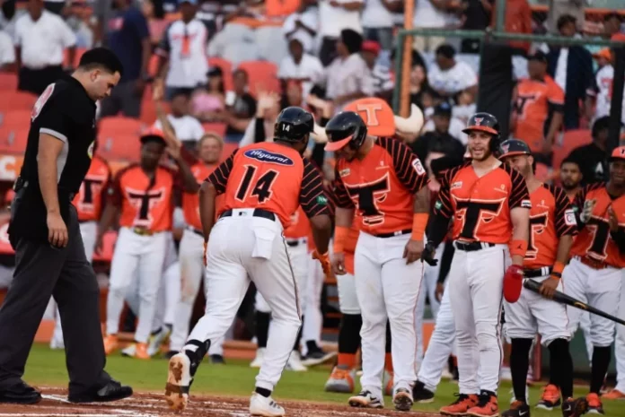 De la Cruz y buen pitcheo de Sanchez impulsan a los Toros