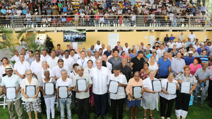 Presidente Abinader entrega 1,305 títulos de propiedad en el sector de Pueblo Nuevo