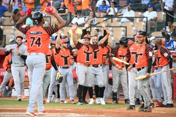Eloy Jiménez decide con jonrón triunfo de los Toros