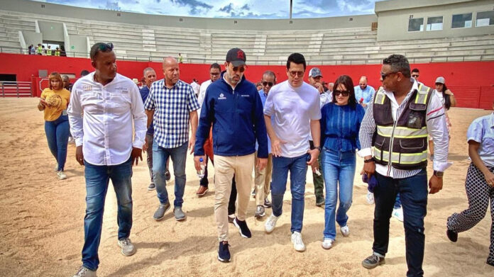 Collado supervisa trabajos en la plaza cultural seibana y anuncia será entregada en diciembre