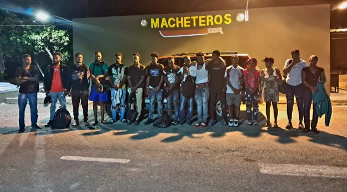 Ejército detiene camioneta con 17 indocumentados en operativo Valverde