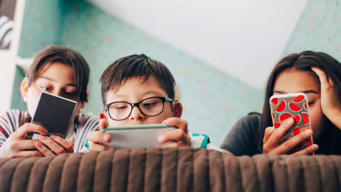 ¿Piensas regalarle un 'smartphone' a tu hijo en Navidad?