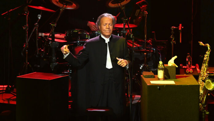 Julio Iglesias publica mensajes de sus exempleadas