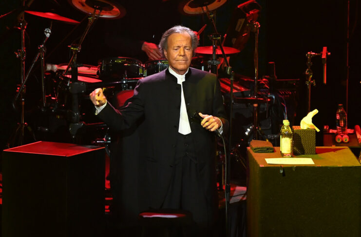 «Estoy a tu entera disposición»: Julio Iglesias publica mensajes de sus exempleadas