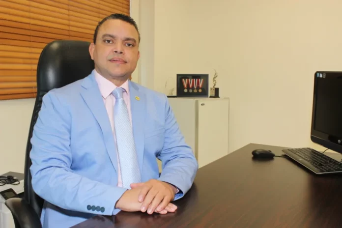 Abinader designa a Julio Landrón como director del Servicio Nacional de Salud