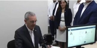 Abinader participa en prueba oficial de impresión del pasaporte electrónico