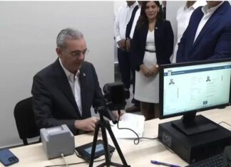 Abinader participa en prueba oficial de impresión del pasaporte electrónico