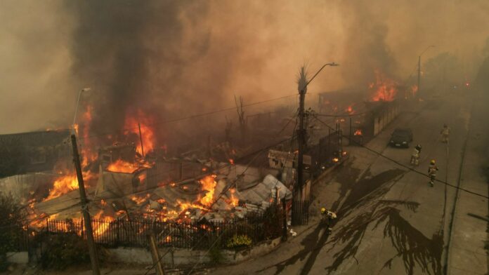 Aumenta a 19 el número de víctimas mortales por los incendios forestales en Chile