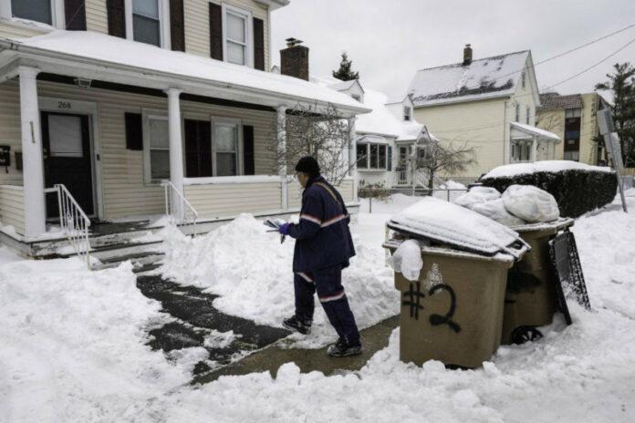 Aumenta a 34 las muertes por tormenta de nieve y hielo en EEUU