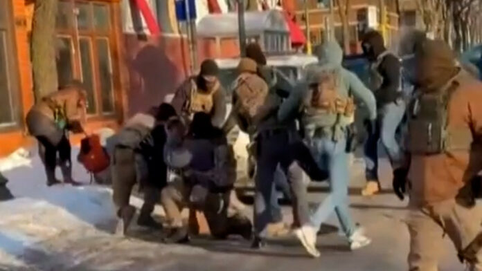 Nuevas imágenes del momento en que un agente del ICE mata a tiros a un hombre