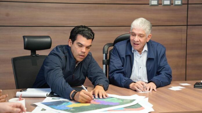 Obras Públicas e INAPA coordinan acciones para asfaltado y saneamiento en Boca Chica