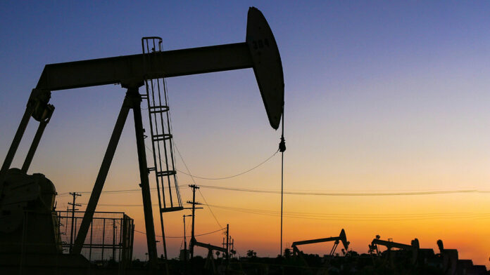Trump exige a las petroleras de EE.UU. que inviertan en Venezuela