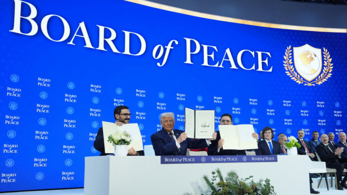 Trump firma la carta del Consejo de Paz