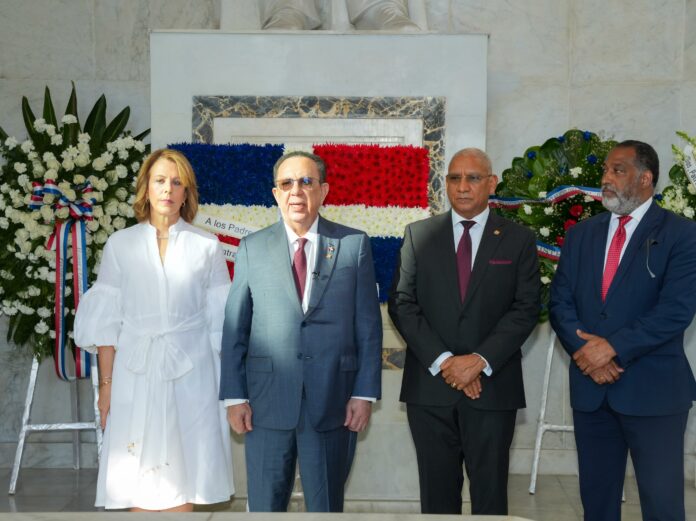 BCRD deposita ofrenda floral en el Altar de la Patria
