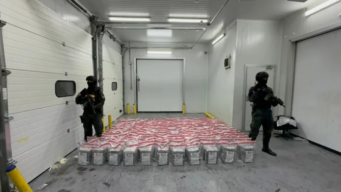 DNCD arresta hombre vinculado a alijo de 918 paquetes de cocaína ocupado en Caucedo
