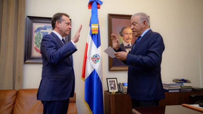 Andrés Bautista juramenta a Víctor Bisonó al frente del Ministerio de Vivienda