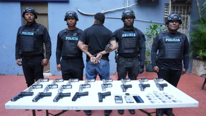 PN apresa a hombre y ocupa 21 armas de fuego traumáticas en el DN