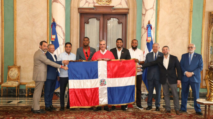 Abinader entrega la bandera dominicana a los Leones del Escogido para la Serie del Caribe 2026