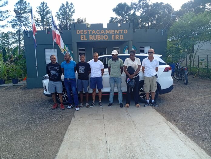 Detienen a canadiense transportando haitianos indocumentados en Santiago