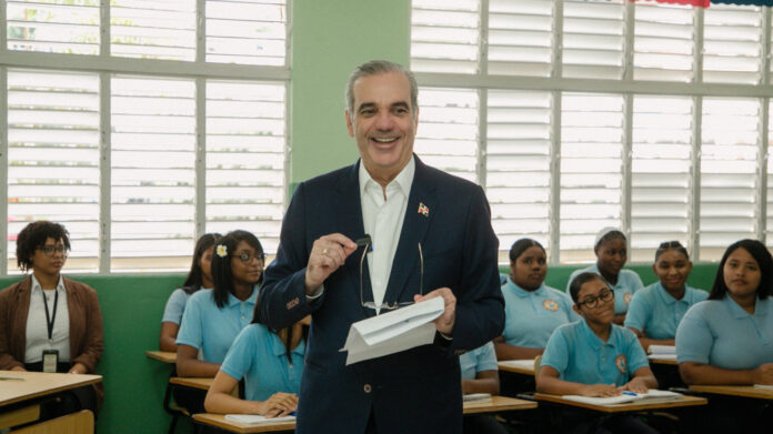 Abinader da seguimiento a la docencia de Educación Moral, Cívica y Ética Ciudadana