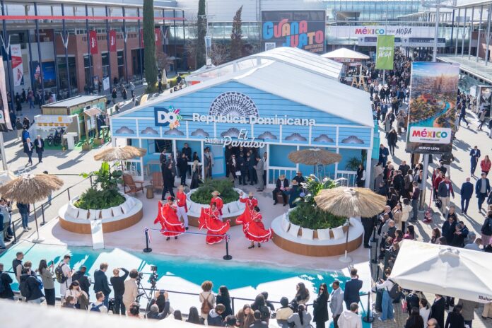 Ministro de Turismo inaugura la “Casita Dominicana” en Fitur