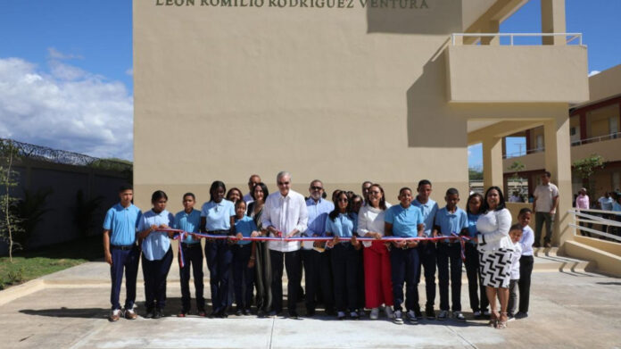 Abinader inaugura el Centro Educativo León Romilio Rodríguez Ventura en Las Matas de Farfán