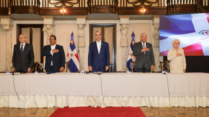 Abinader aprueba reglamento de aplicación de la Ley 47-25 de Contrataciones Públicas