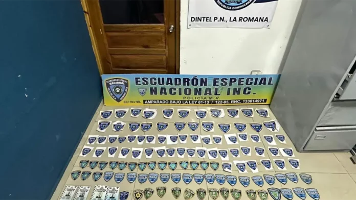 Desmantelan red de falsificación de credenciales policiales en La Romana
