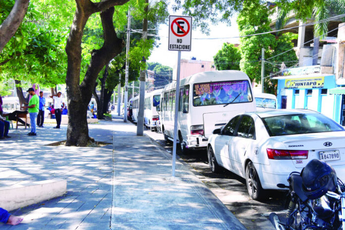 Digesett y ADN actuarán contra estacionamiento de vehículos en alrededores de parques