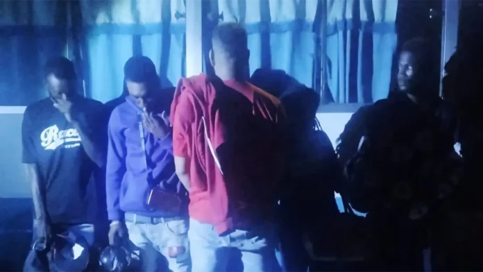 Ejército entrega conductor de minibús que transportaba haitianos indocumentados en Montecristi