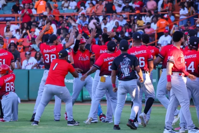 Escogido aprovecha error y se pone a un triunfo del bicampeonato